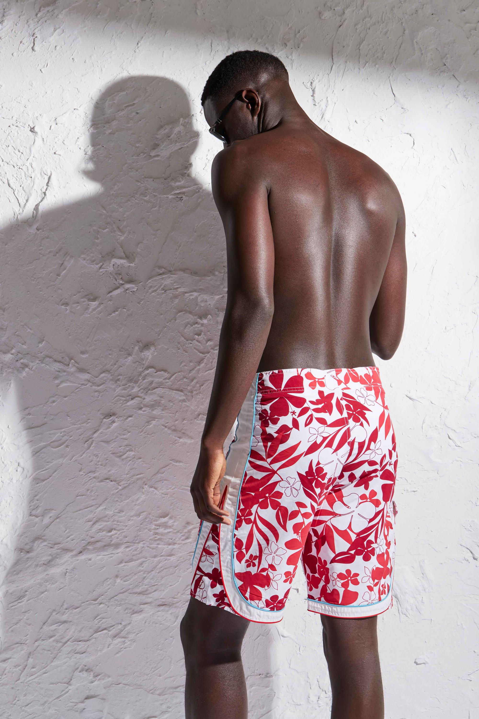 Pantaloncini bianchi e rossi con stampa tropicale