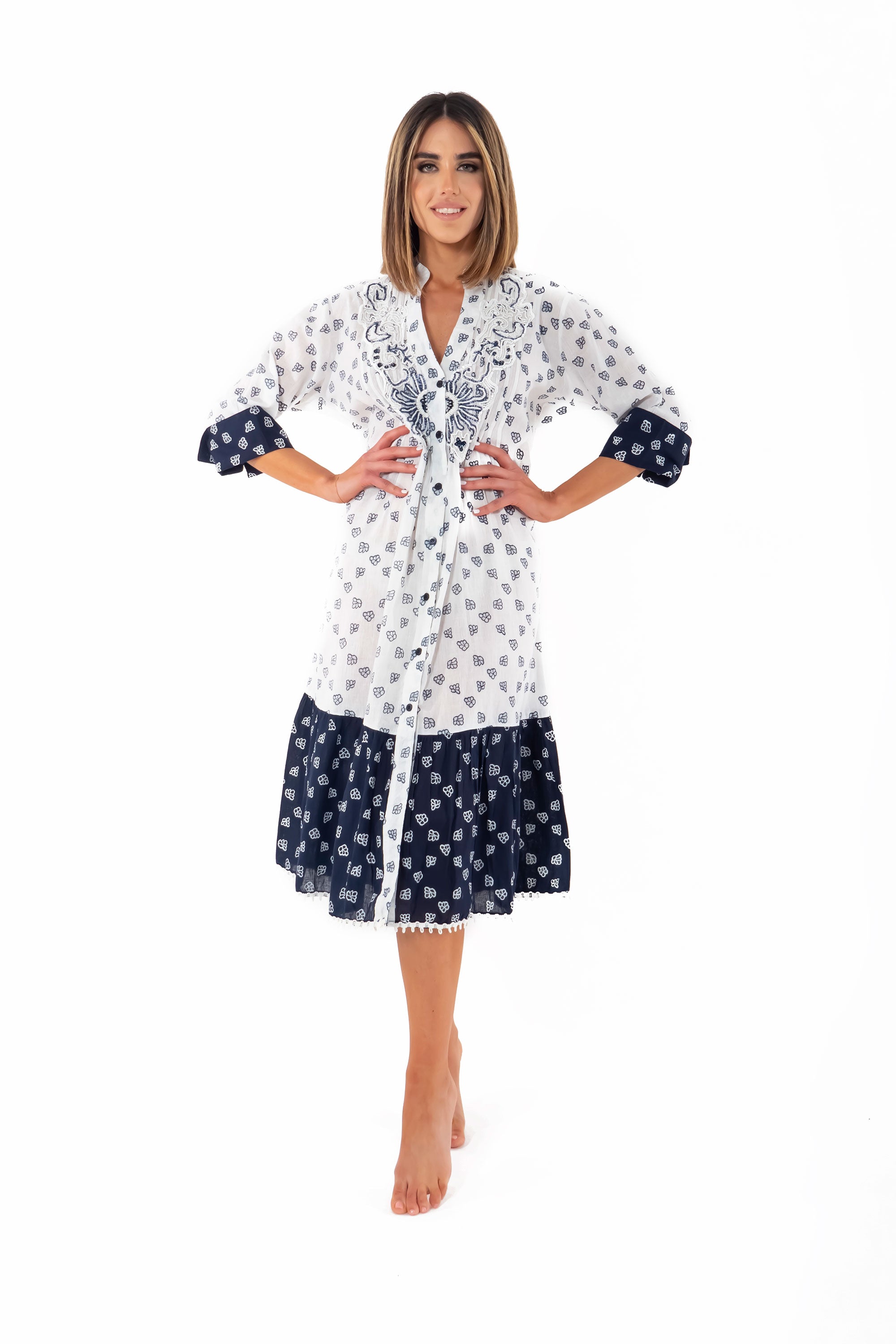 Vestito camicia bianco e blu con maniche 3/4
